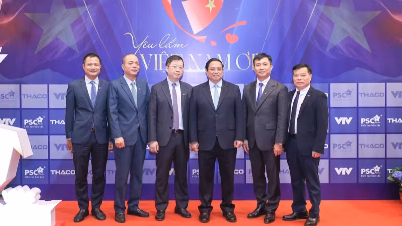 Thủ tướng Phạm Minh Chính với lãnh đạo Đài Truyền hình Việt Nam. (Ảnh: TRẦN HẢI)