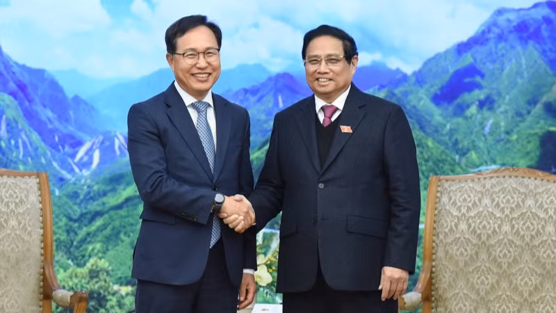 Thủ tướng Phạm Minh Chính và Tổng giám đốc Samsung Việt Nam Choi Joo Ho chuẩn bị kết thúc nhiệm kỳ. (Ảnh: TRẦN HẢI)