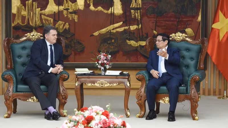 Thủ tướng Phạm Minh Chính tiếp ông Philippe Tabarot, Bộ trưởng Phụ trách giao thông Cộng hòa Pháp. (Ảnh: TRẦN HẢI)