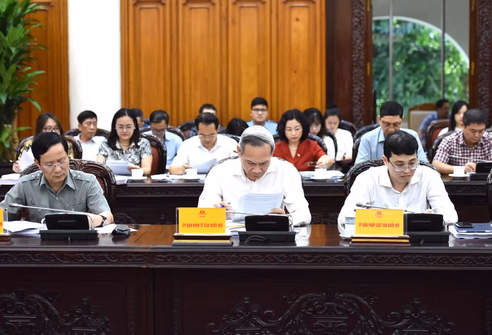 Đại diện lãnh đạo một số bộ, ngành tham dự phiên họp. (Ảnh: TRẦN HẢI)