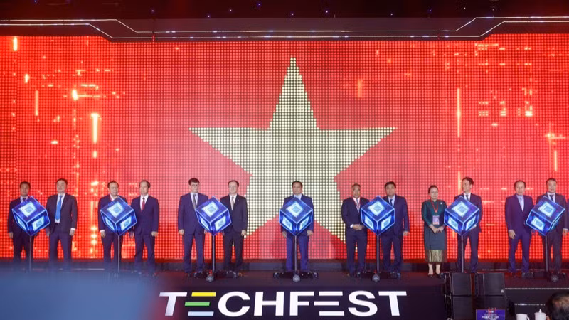 Thủ tướng Phạm Minh Chính và các đồng chí lãnh đạo thực hiện nghi thức khởi động TECHFEST Việt Nam 2024. (Ảnh: Trần Hải)