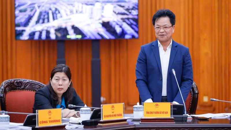 Chủ tịch HĐTV Tổng Công ty Đường sắt Việt Nam Đặng Sỹ Mạnh báo cáo Thủ tướng Chính phủ tại cuộc họp.