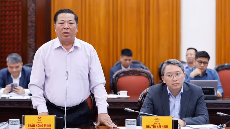 Bộ trưởng Giao thông vận tải Trần Hồng Minh báo cáo Thủ tướng Chính phủ tại cuộc họp.