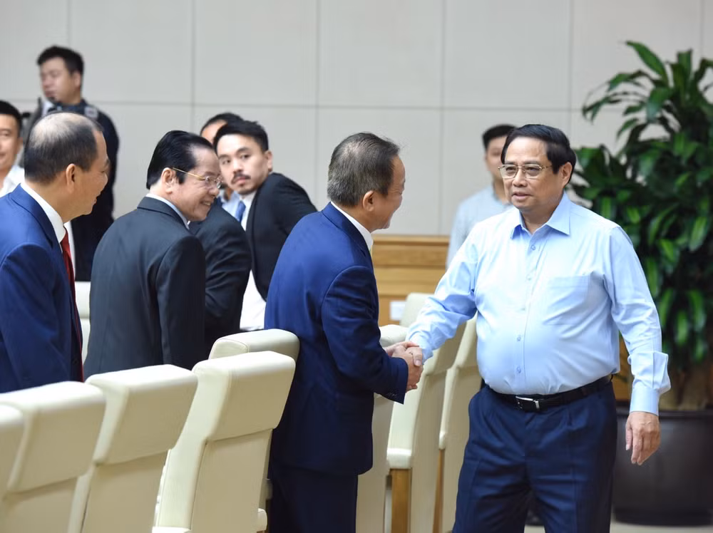 Thủ tướng Phạm Minh Chính với các lãnh đạo tập đoàn, doanh nghiệp tư nhân. (Ảnh: TRẦN HẢI)