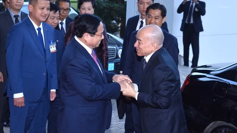 Thủ tướng Chính phủ Phạm Minh Chính đón Quốc vương Campuchia Norodom Sihamoni tại sảnh Trụ sở Chính phủ (Ảnh: Trần Hải).