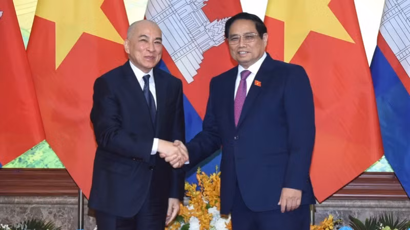 Thủ tướng Chính phủ Phạm Minh Chính và Quốc vương Campuchia Norodom Sihamoni (Ảnh: Trần Hải).