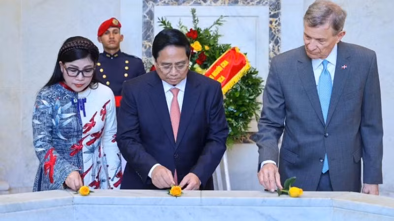 Thủ tướng Phạm Minh Chính và Phu nhân thực hiện nghi thức đặt hoa tưởng niệm. (Ảnh: Nhật Bắc/VGP)