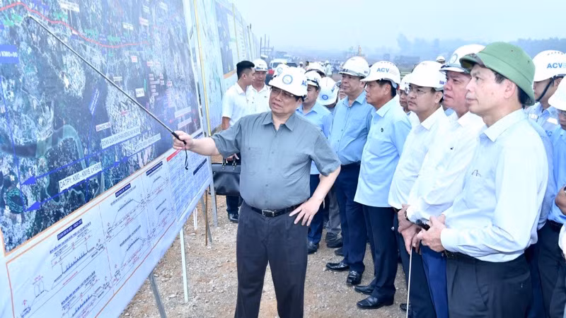 Thủ tướng Phạm Minh Chính tới kiểm tra công trường, cho ý kiến chỉ đạo về tiến độ xây dựng Dự án cao tốc Biên Hòa-Vũng Tàu kết nối với Cảng hàng không quốc tế Long Thành. (Ảnh: THANH GIANG)