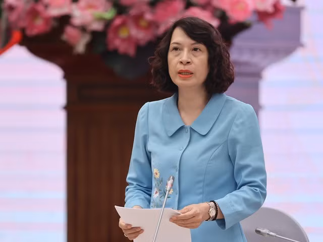 Thứ trưởng Y tế Nguyễn Thị Liên Hương trả lời câu hỏi của các nhà báo.