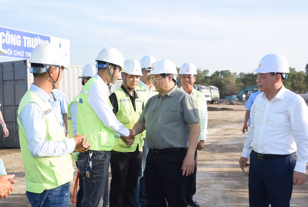 Thủ tướng Phạm Minh Chính thăm công trường, động viên cán bộ, kỹ sư đang thi công. (Ảnh: Trần Hải)