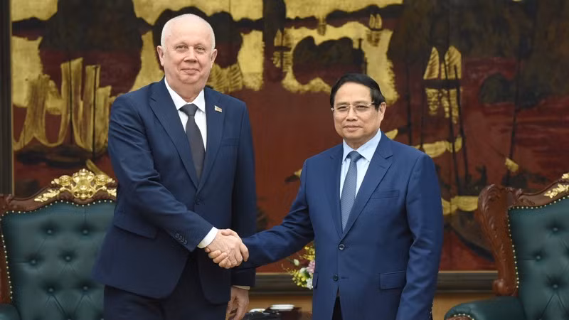 Thủ tướng Chính phủ Phạm Minh Chính và Phó Thủ tướng Cộng hòa Belarus Anatoly Sivak. (Ảnh: TRẦN HẢI)