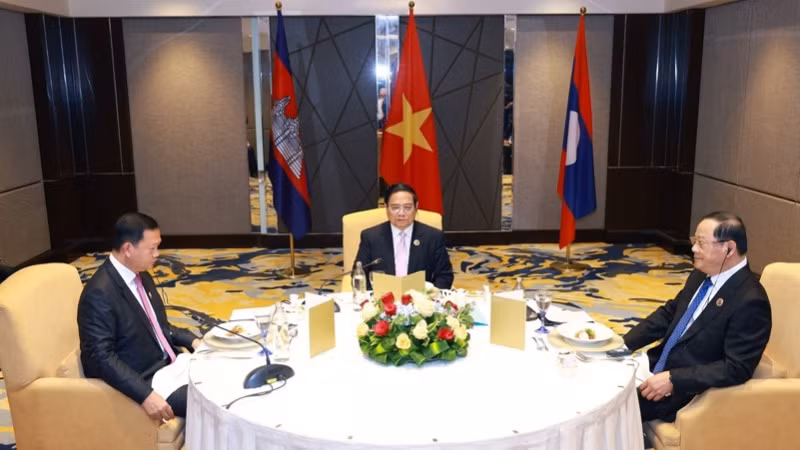 Thủ tướng Phạm Minh Chính cùng Thủ tướng Lào Sonexay Siphandone và Thủ tướng Campuchia Hun Manet ăn sáng và làm việc. (Ảnh: DƯƠNG GIANG/TTXVN)