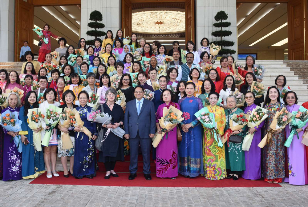 Thủ tướng Phạm Minh Chính và các đại biểu Hội nghị Mạng lưới các nhà khoa học nữ và kỹ sư nữ khu vực châu Á-Thái Bình Dương APNN 2024. (Ảnh: TRẦN HẢI)