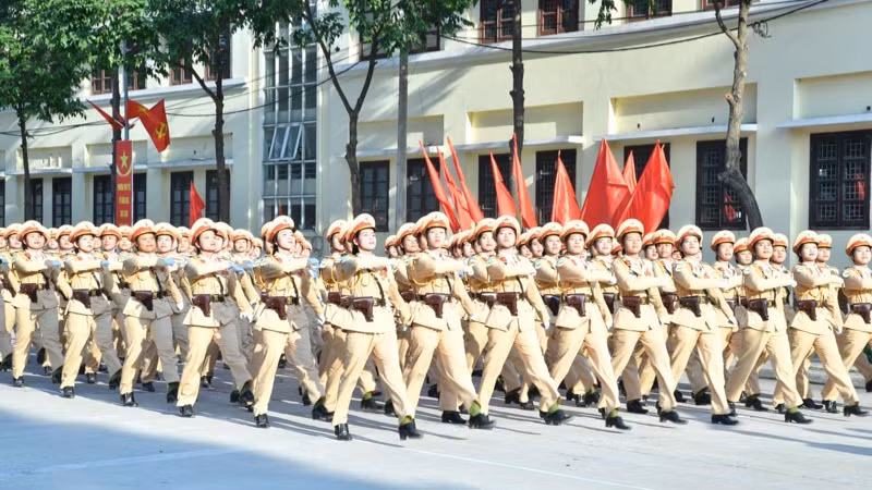 Khối nữ Cảnh sát giao thông đi qua Lễ đài. (Ảnh: THANH GIANG)