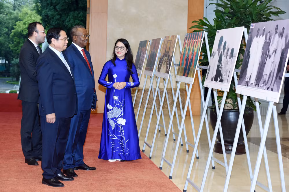 Thủ tướng Phạm Minh Chính giới thiệu với Tổng thống Cộng hòa Guinea-Bissau Umaro Sissoco Embalo những bức ảnh về quan hệ hai nước. (Ảnh: Trần Hải)