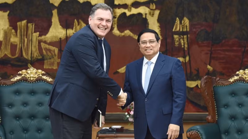 Thủ tướng Phạm Minh Chính và ông Philippe Tabarot, Bộ trưởng Phụ trách giao thông Cộng hòa Pháp. (Ảnh: TRẦN HẢI)