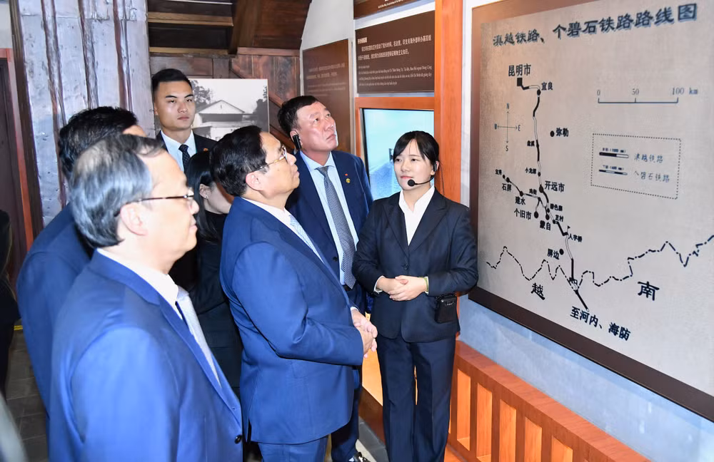 Thủ tướng Phạm Minh Chính nghe thuyết minh về sự nghiệp hoạt động cách mạng của Chủ tịch Hồ Chí Minh tại Côn Minh. (Ảnh: Thanh Giang)