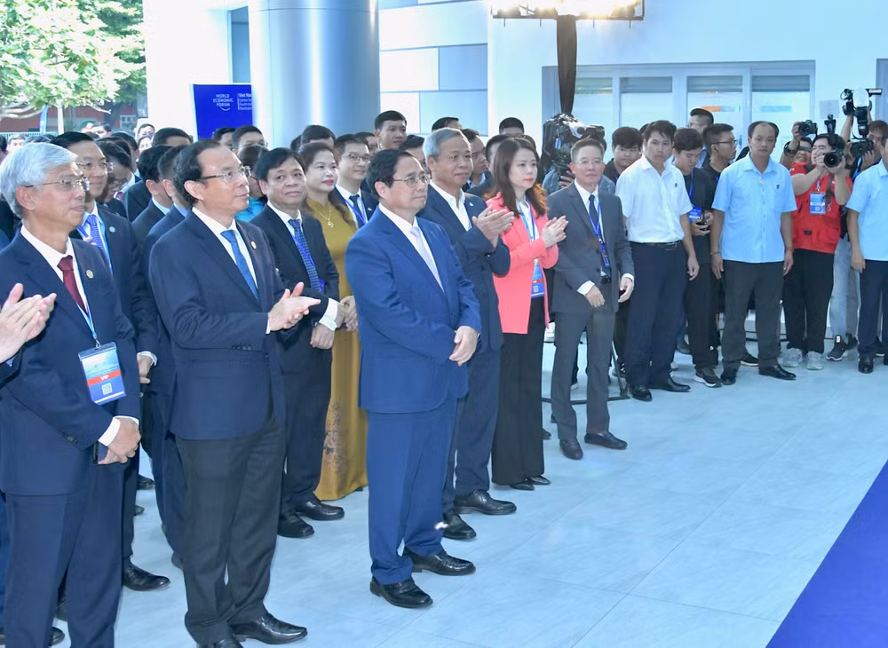 Thủ tướng Phạm Minh Chính và các đại biểu nghe giới thiệu tóm tắt về Trung tâm C4IR Thành phố Hồ Chí Minh. (Ảnh: Thanh Giang)