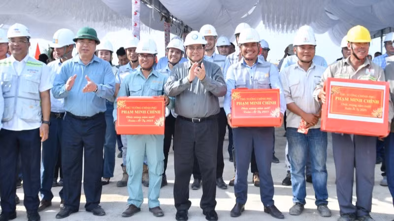 Thủ tướng Phạm Minh Chính tặng quà động viên các đơn vị đang thi công trên công trường. (Ảnh: THANH GIANG)