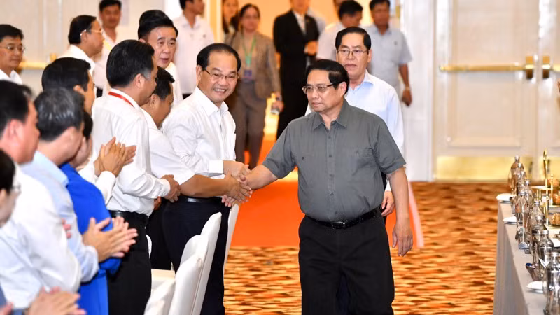 Thủ tướng Phạm Minh Chính với các đại diện lãnh đạo các tỉnh, thành phố vùng Đông Nam Bộ tham dự hội nghị. (Ảnh: THANH GIANG)