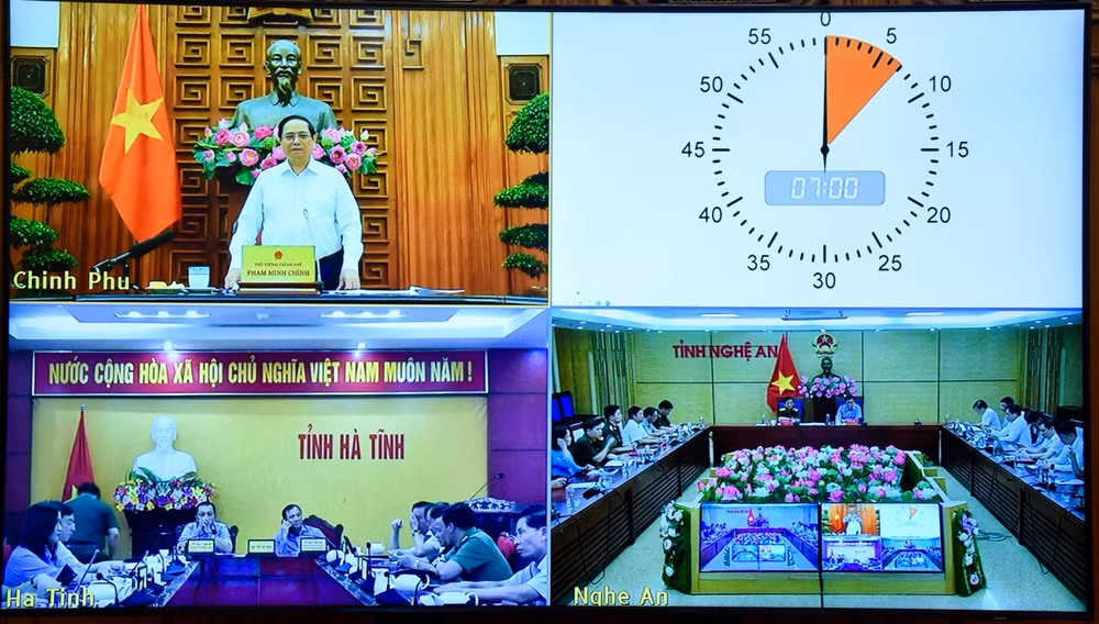 Cuộc họp được truyền trực tuyến tới điểm cầu trụ sở Ủy ban nhân dân hai tỉnh Nghệ An và Hà Tĩnh. (Ảnh: Trần Hải)