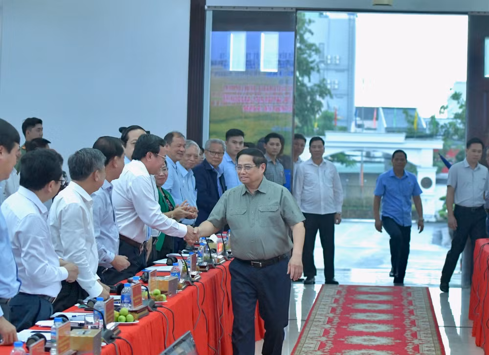 Thủ tướng Phạm Minh Chính với các đại biểu vùng Đồng bằng sông Cửu Long tham dự Hội nghị.