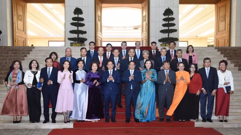 Thủ tướng Phạm Minh Chính với các Đại sứ, Trưởng Cơ quan đại diện Việt Nam ở nước ngoài. (Ảnh: TRẦN HẢI)