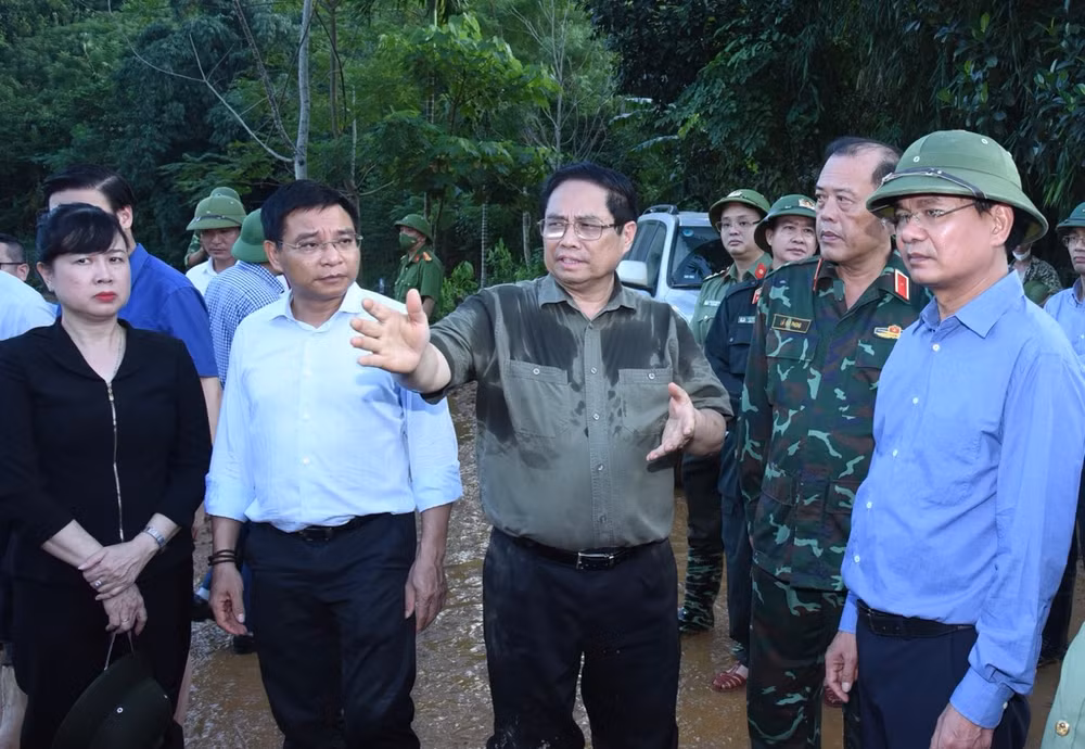Thủ tướng Phạm Minh Chính chỉ đạo công tác tìm kiếm người mất tích và ổn định đời sống bà con nhân dân Làng Nủ. (Ảnh: TRẦN HẢI)