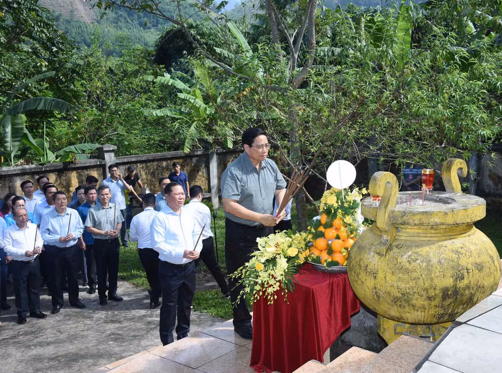 Thủ tướng Phạm Minh Chính dâng hương tại Đài tưởng niệm Căn cứ cách mạng Giằng Sèo. (Ảnh:Trần Hải)