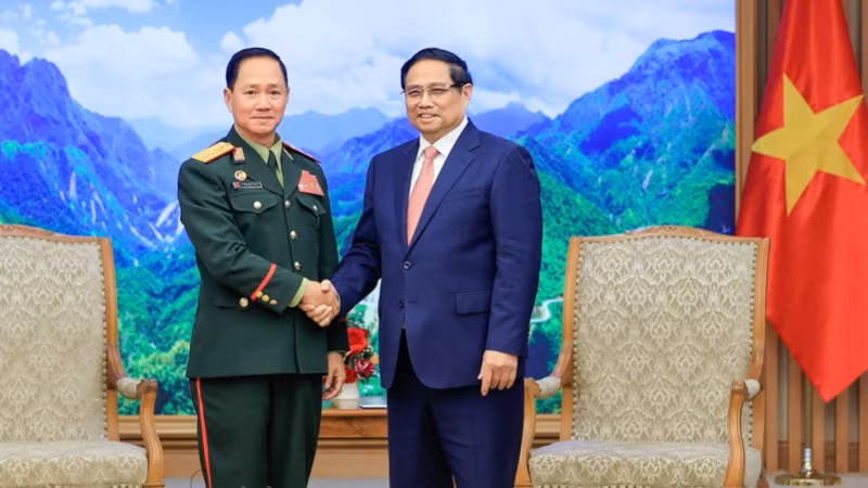 Thủ tướng Phạm Minh Chính và Thượng tướng Khamliang Outhakaysone, Bộ trưởng Quốc phòng Lào. (Ảnh: TRẦN HẢI)
