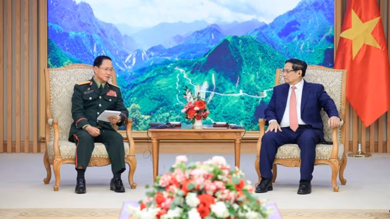 Thủ tướng Phạm Minh Chính tiếp Thượng tướng Khamliang Outhakaysone, Bộ trưởng Quốc phòng Lào. (Ảnh: TRẦN HẢI)