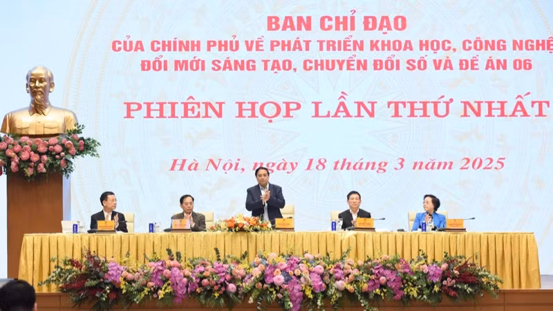 Thủ tướng Phạm Minh Chính và các đồng chí lãnh đạo đồng chủ trì hội nghị. (Ảnh: TRẦN HẢI)