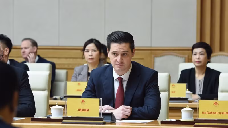 Chủ tịch Hiệp hội Doanh nghiệp Hoa Kỳ (AmCham) tại Hà Nội Eric Johnson phát biểu ý kiến tại tọa đàm. (Ảnh: TRẦN HẢI)