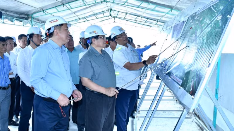 Thủ tướng Phạm Minh Chính chỉ đạo tiến độ xây dựng tại Nút giao IC3 trên địa bàn xã Long Thạnh, huyện Phụng Hiệp, tỉnh Hậu Giang thuộc dự án cao tốc Cần Thơ-Cà Mau. (Ảnh: Thanh Giang)