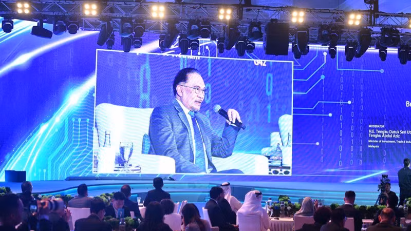 Các đại biểu lắng nghe trao đổi của Thủ tướng Malaysia Anwar Ibrahim. (Ảnh THANH GIANG)