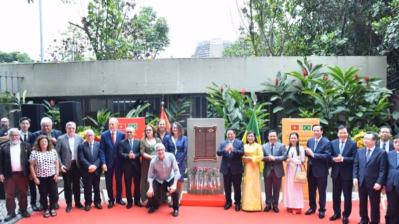 Thủ tướng Phạm Minh Chính và Phu nhân cùng các đại biểu chụp ảnh lưu niệm tại buổi lễ (Ảnh THANH GIANG).