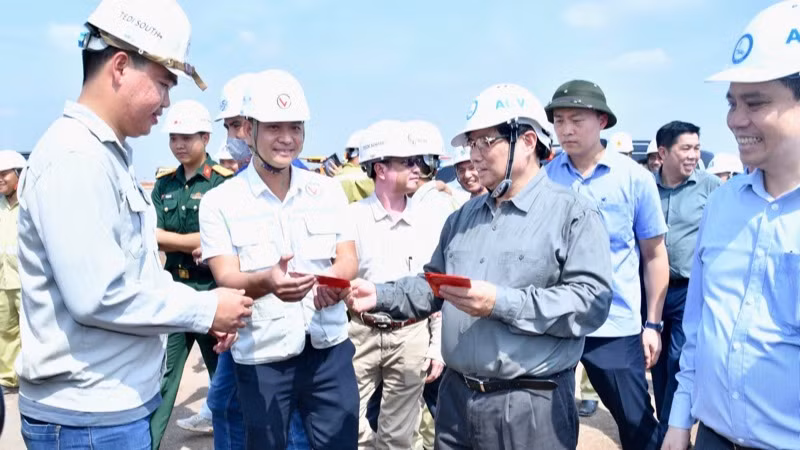 Thủ tướng Phạm Minh Chính mừng tuổi Xuân mới cho các kỹ sư, công nhân trên công trường. (Ảnh: THANH GIANG)