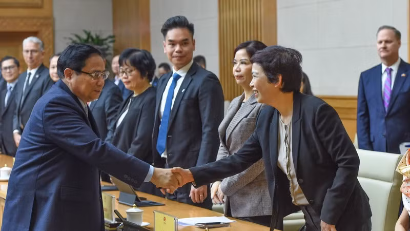 Thủ tướng Phạm Minh Chính bắt tay đại biểu tham dự Toạ đàm. (Ảnh: TRẦN HẢI)