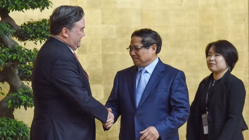 Thủ tướng Phạm Minh Chính bắt tay Đại sứ Hoa Kỳ tại Việt Nam Marc E. Knapper (Ảnh: TRẦN HẢI).