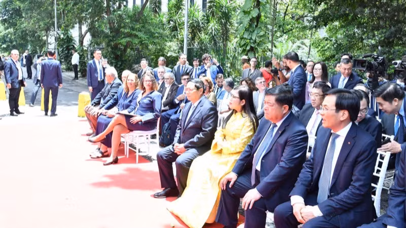 Thủ tướng Phạm Minh Chính và Phu nhân cùng các đại biểu tham dự buổi lễ (Ảnh THANH GIANG).