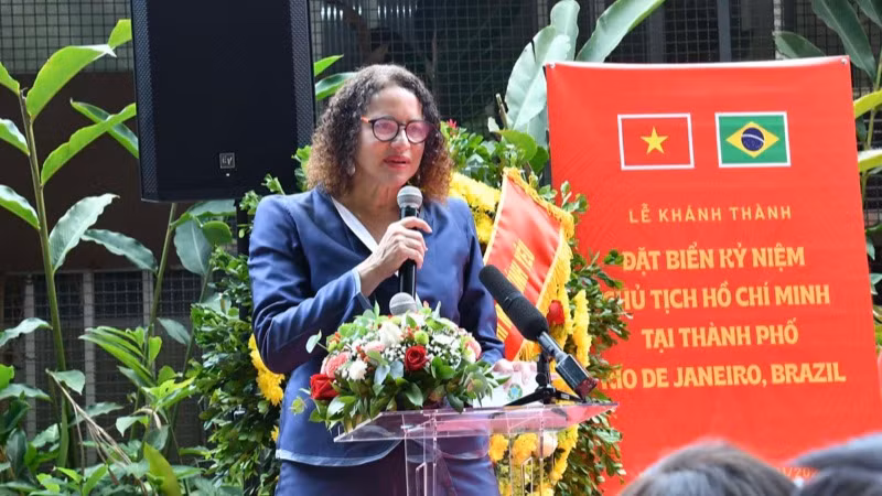 Bà Luciana Santos, Chủ tịch Đảng Cộng sản Brazil, Bộ trưởng Khoa học công nghệ và Đổi mới sáng tạo Brazil phát biểu ý kiến tại buổi lễ (Ảnh THANH GIANG)