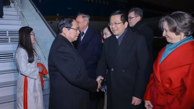 Đại sứ Việt Nam tại Ba Lan Hà Hoàng Hải nồng nhiệt chào đón Thủ tướng Phạm Minh Chính và Phu nhân tại chân cầu thang máy bay (Ảnh: NHẬT BẮC/VGP).