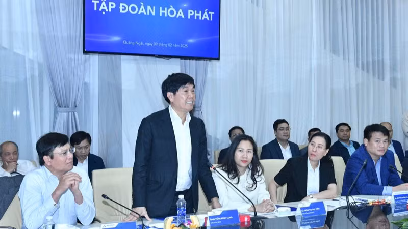 Chủ tịch Hội đồng quản trị Tập đoàn Hòa Phát Trần Đình Long báo cáo Thủ tướng Chính phủ tại buổi làm việc. (Ảnh: THANH GIANG)