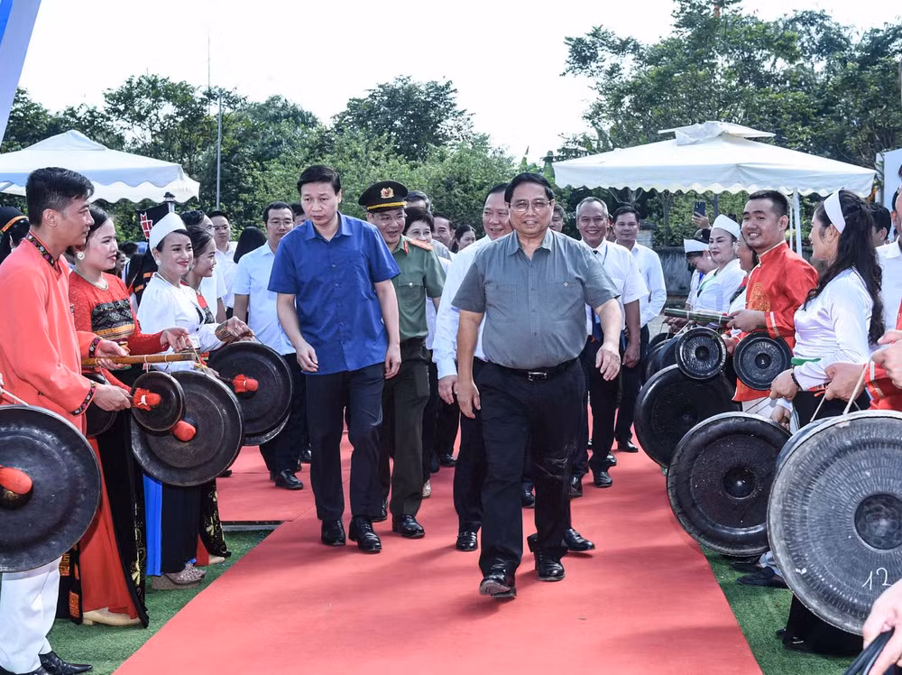 Thủ tướng Phạm Minh Chính tới dự Lễ khởi công xây dựng công trình cao tốc Hòa Bình-Mộc Châu. (Ảnh: Trần Hải)