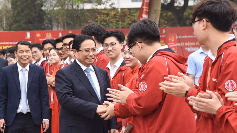 Thủ tướng Phạm Minh Chính với các sinh viên Trường đại học Bách khoa Hà Nội (Ảnh: TRẦN HẢI).