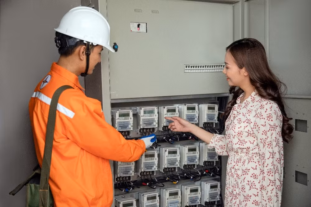 EVNHANOI lắp đặt 100% công tơ điện tử cho khách hàng.