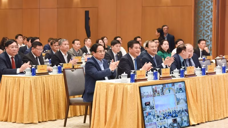 Thủ tướng Phạm Minh Chính, các đồng chí lãnh đạo và đại biểu tham dự buổi lễ (Ảnh: TRẦN HẢI).