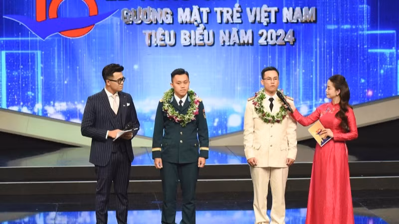 Phần giao lưu các Gương mặt trẻ Việt Nam tiêu biểu với khán giả (Ảnh: TRẦN HẢI).