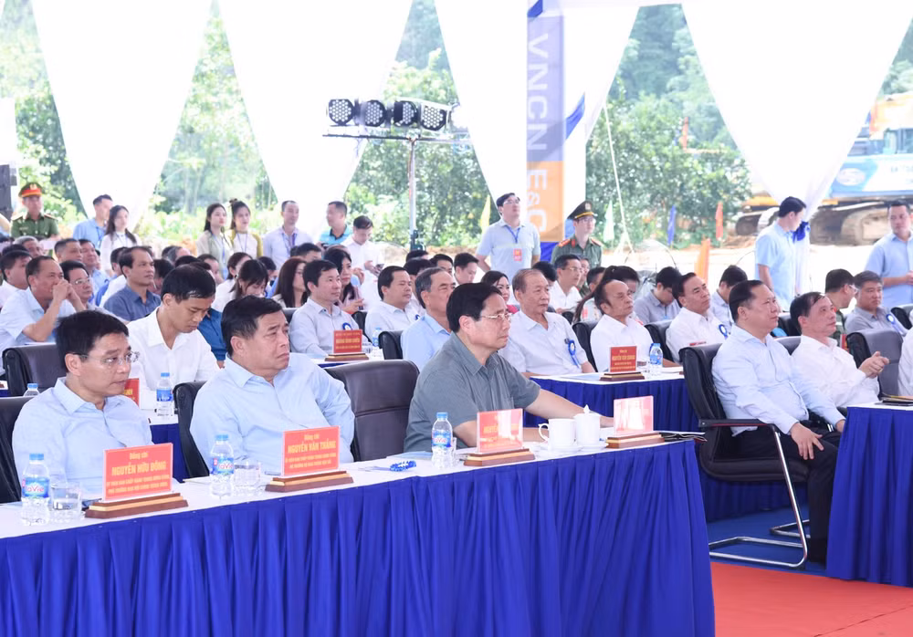 Thủ tướng Phạm Minh Chính và các đồng chí lãnh đạo, đại biểu tham dự lễ khởi công. (Ảnh: Trần Hải)