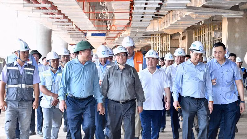 Thủ tướng Phạm Minh Chính đi kiểm tra công trường xây dựng Nhà ga chính Dự án Cảng hàng không quốc tế Long Thành. (Ảnh: THANH GIANG)